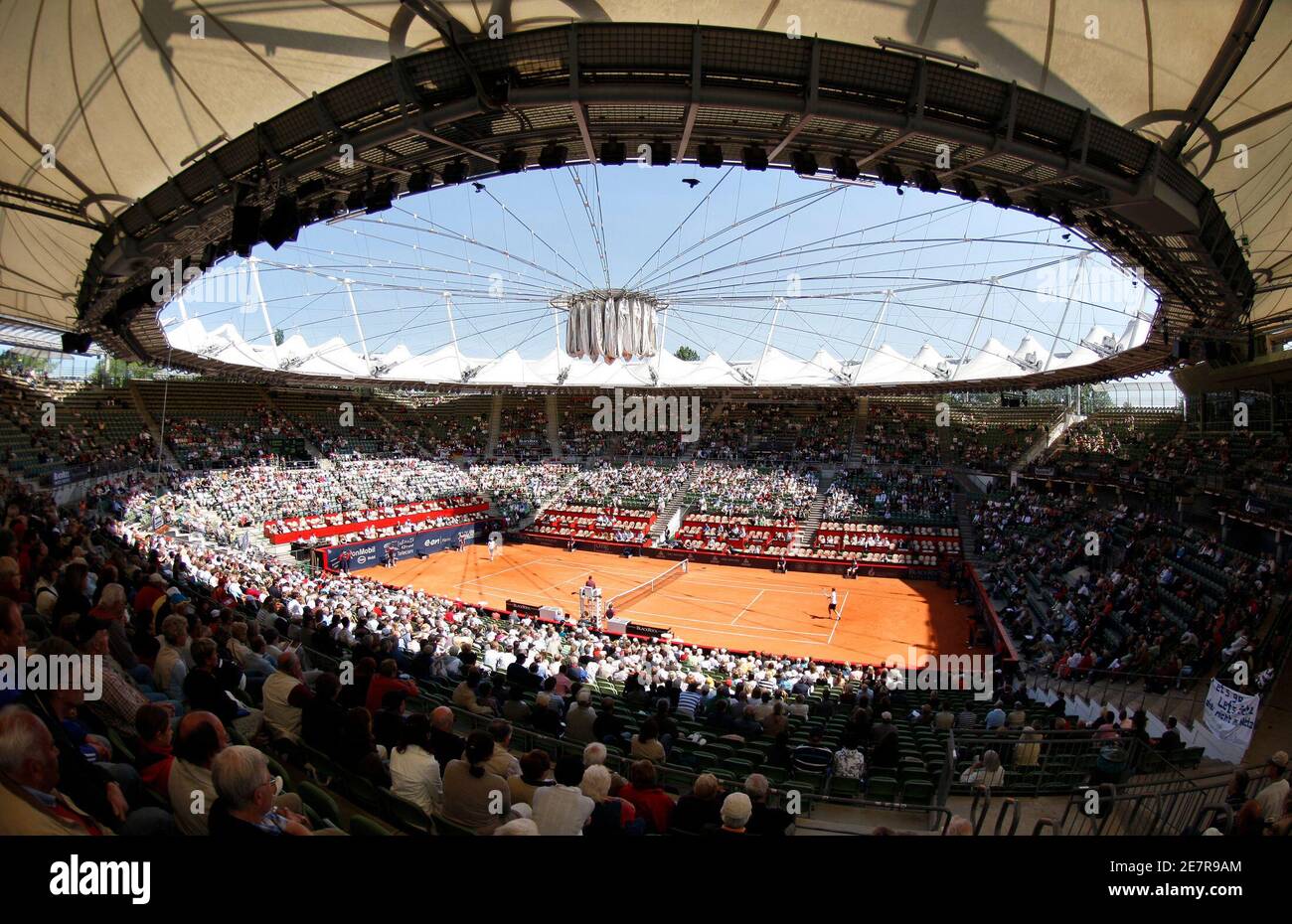 General view of the Hamburg Rothenbaum tennis stadium during a match  between Germany's Nicolas Kiefer and Stanislas Wawrinka of Switzerland at  the Hamburg Masters Tennis tournament in Hamburg May 14, 2008.  REUTERS/Christian