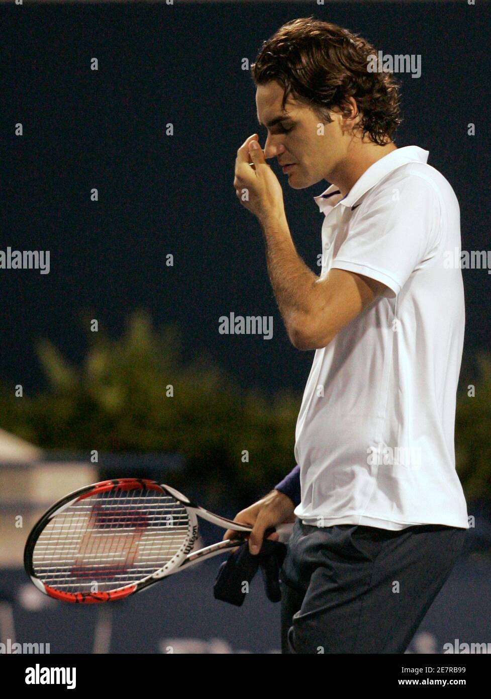 Roger Federer of Switzerland leaves the court after being defeated by  Gilles Simon of France at the Rogers Cup tennis tournament in Toronto July  23, 2008. REUTERS/Mark Blinch (CANADA Stock Photo - Alamy