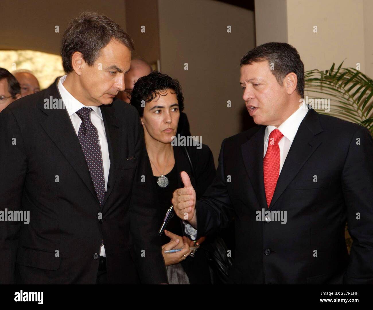 Jordan's King Abdullah (R) chats with Spain's Prime Minister Jose Luis  Rodriguez Zapatero (L) at the Royal Palace in Amman October 16, 2009.  REUTERS/Yousef Allan (JORDAN POLITICS ROYALS Stock Photo - Alamy
