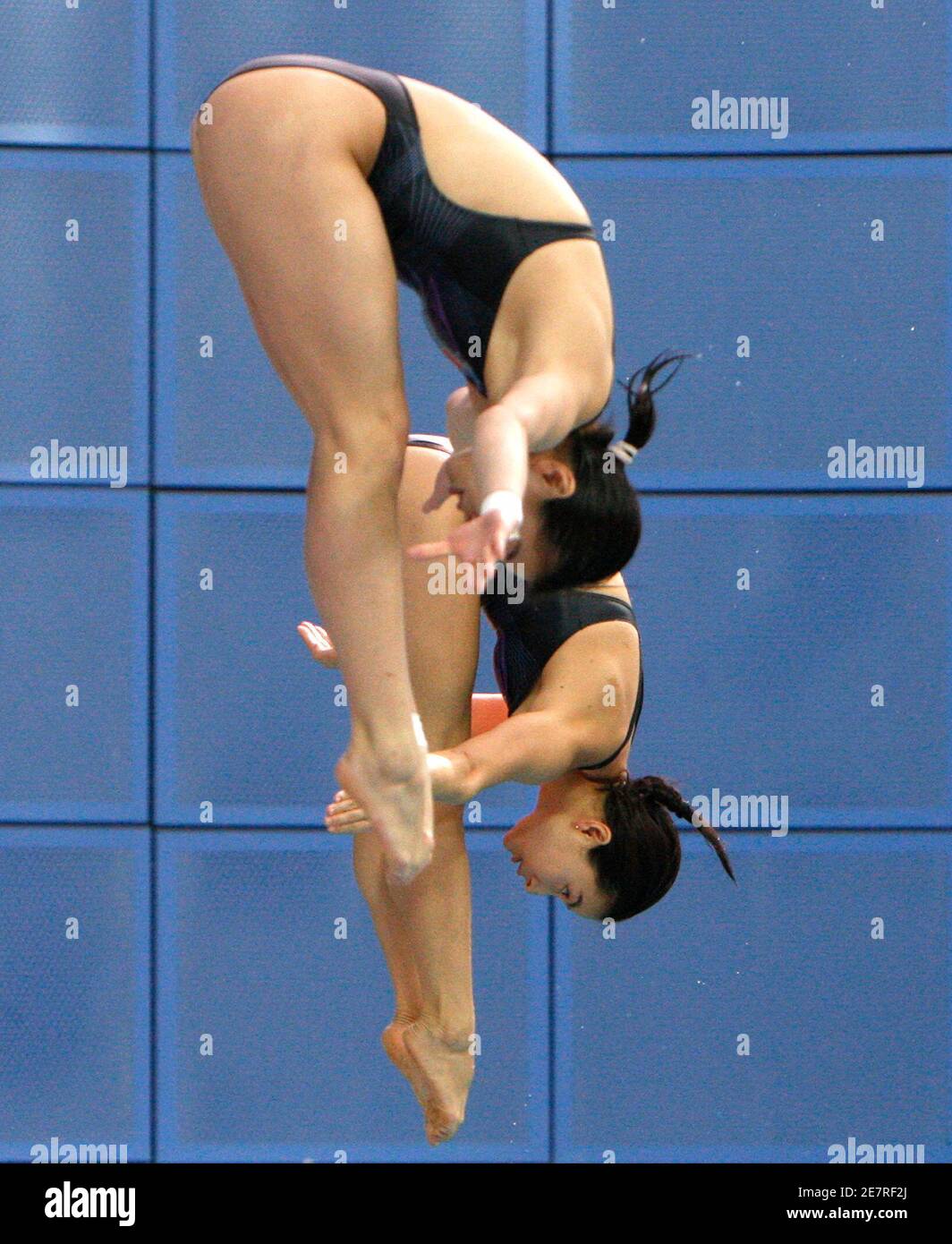 China's Guo Jingjing (bottom) and Wu Minxia compete during the women's synchronized 3m springboard final at the East Asian Games in Hong Kong December 13, 2009.  REUTERS/Tyrone Siu (CHINA - Tags: SPORT DIVING IMAGES OF THE DAY) Stock Photo