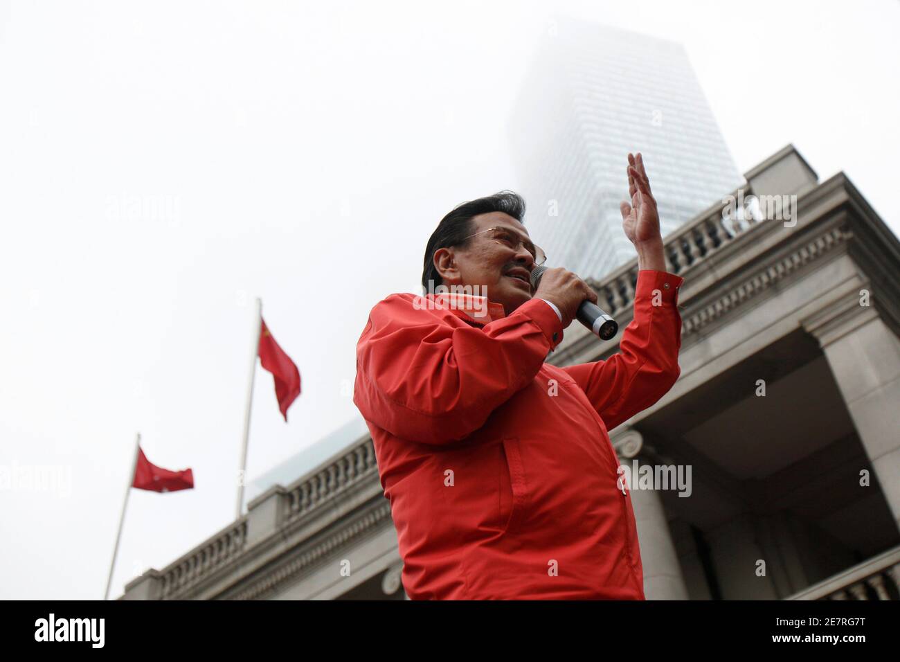 Philippine's presidential candidate and former president Joseph Estrada speaks to overseas Filipinos during an Easter event at Chater road in Hong Kong April 4, 2010. Estrada is on the campaign trail in the territory to meet overseas Filipinos for the upcoming May 10 national election.     REUTERS/Tyrone Siu  (CHINA - Tags: POLITICS ELECTIONS IMAGES OF THE DAY) Stock Photo