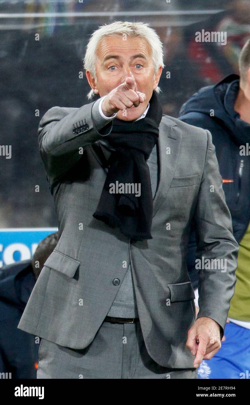 Netherlands' coach Bert van Marwijk points during their 2010 World Cup  final soccer match against Spain at Soccer City stadium in Johannesburg  July 11, 2010. REUTERS/Michael Kooren (SOUTH AFRICA - Tags: SPORT