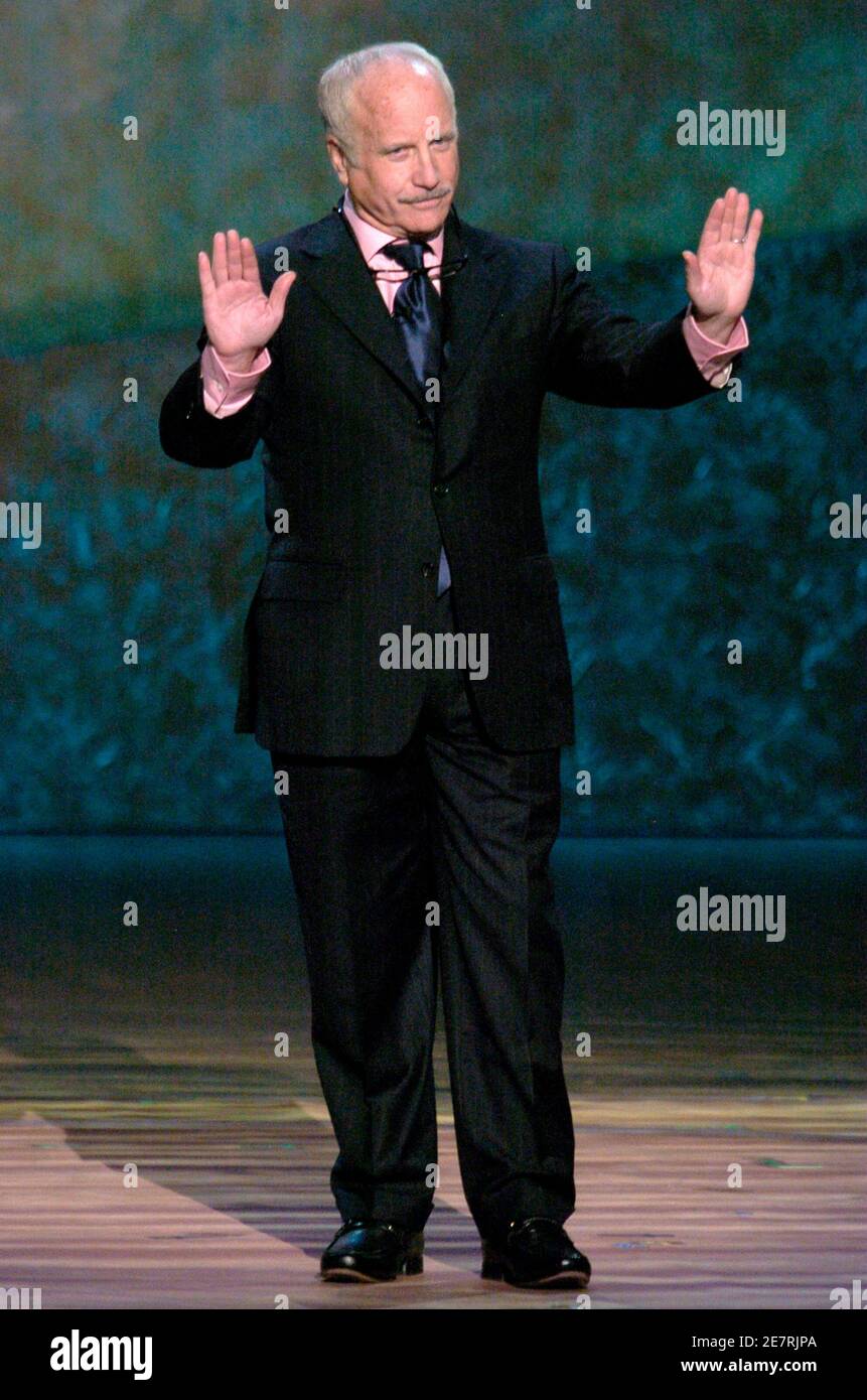 Actor Richard Dreyfuss takes the stage during a program honoring 2006 Mark Twain Prize recipient Neil Simon at the Kennedy Center in Washington, October 15, 2006.  REUTERS/Mike Theiler   (UNITED STATES) Stock Photo