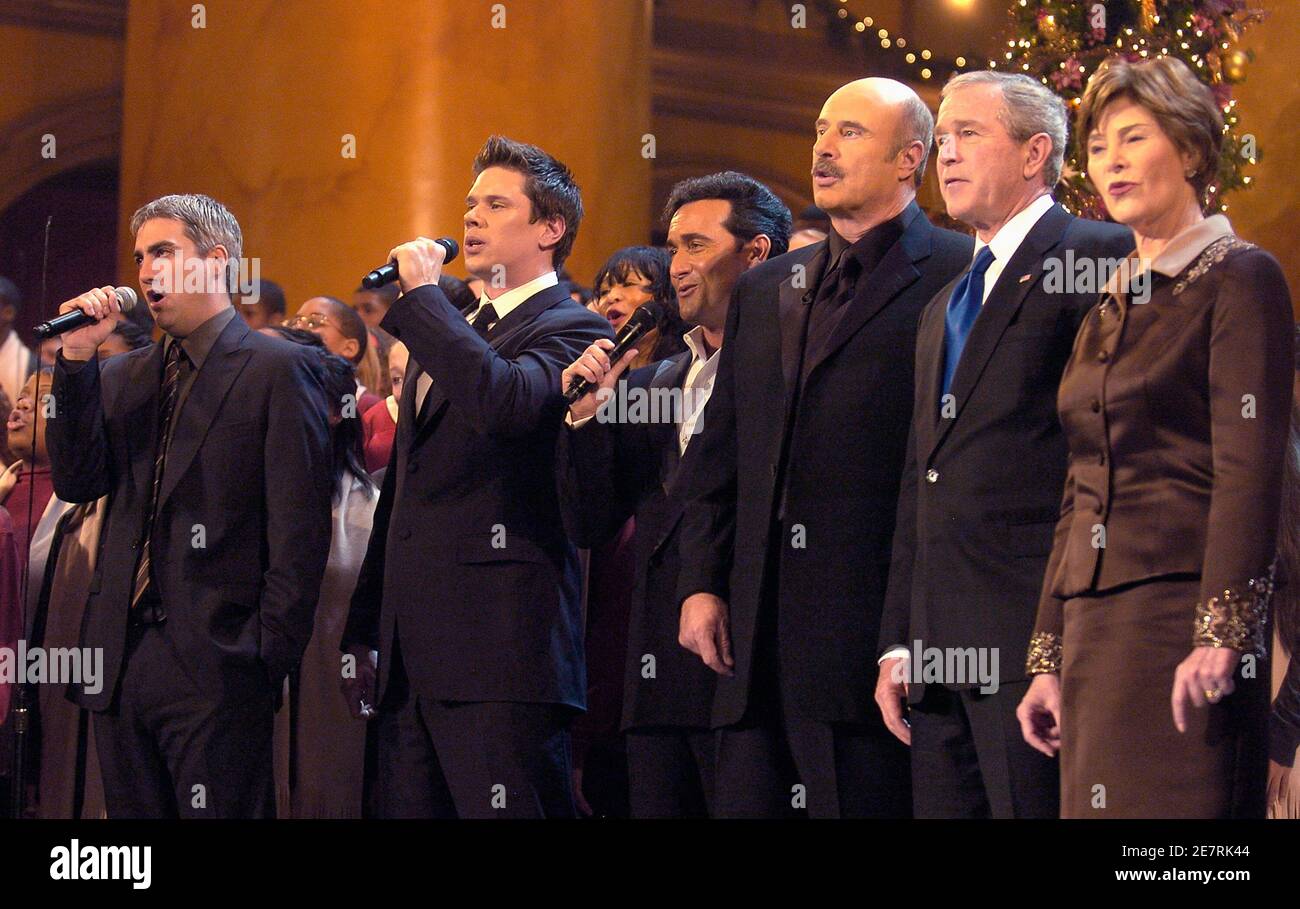 U.S. President George W. Bush (2nd R) and first lady Laura Bush are joined by singers (L-R) Taylor Hicks, David Miller, Carlos Marin of II Divo and television's Dr. Phil at the conclusion of the Christmas in Washington program in Washington December 10, 2006.        REUTERS/Mike Theiler  (UNITED STATES) Stock Photo