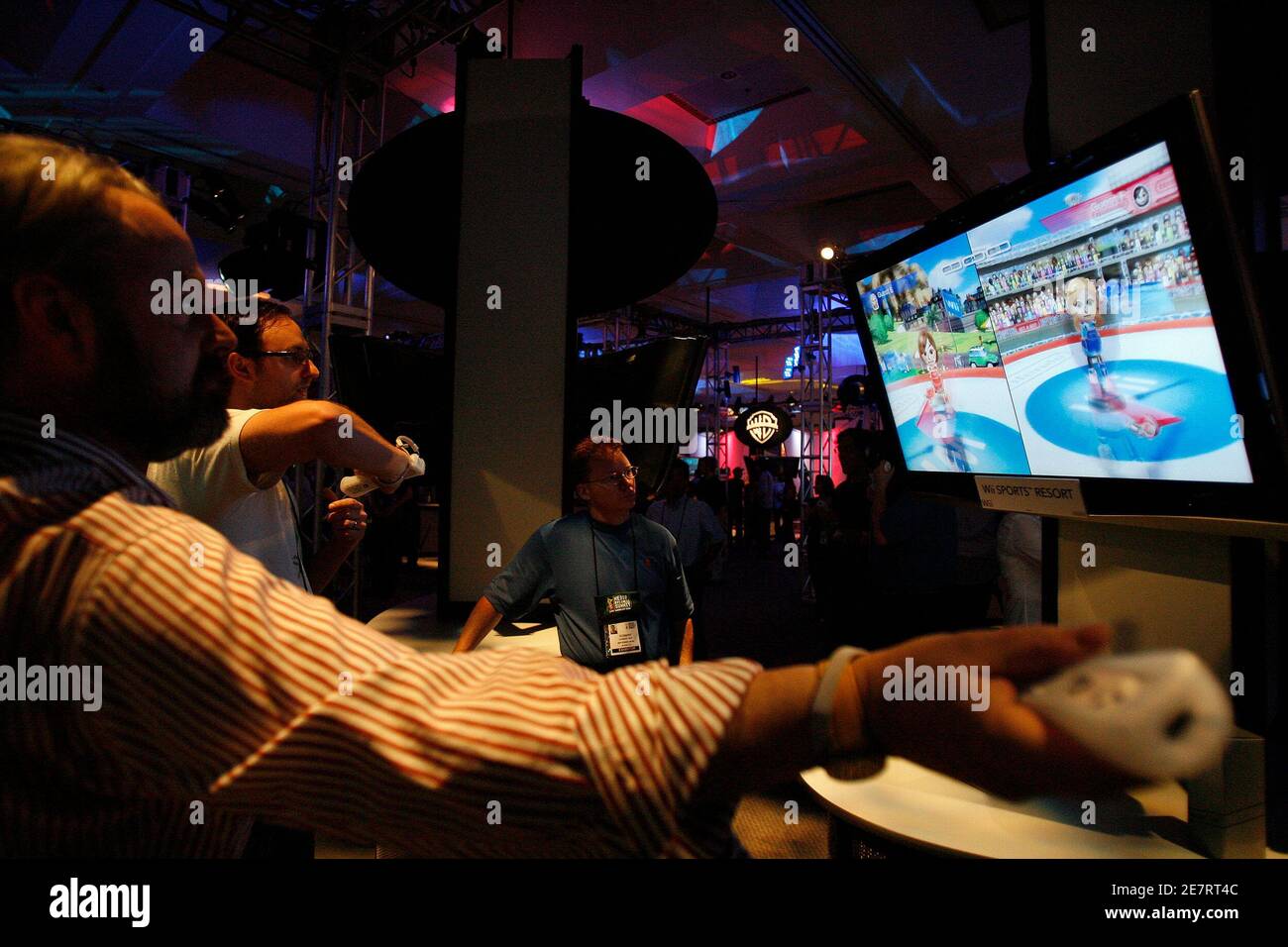 zadel Overlappen Hoogte Visitors play the video game "Wii Sports Resort" during the 2008 E3 Media &  Business Summit in Los Angeles July 16, 2008. REUTERS/Mario Anzuoni (UNITED  STATES Stock Photo - Alamy