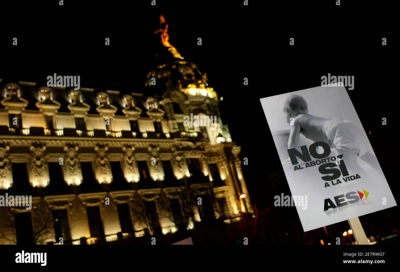 An anti-abortion protester holds a banner that reads 'No abortion, Yes to life', during a protest by the Spanish pro-life group 'Spanish Alternative' in Madrid March 25, 2009. REUTERS/Juan Medina (SPAIN CONFLICT SOCIETY) Stock Photo