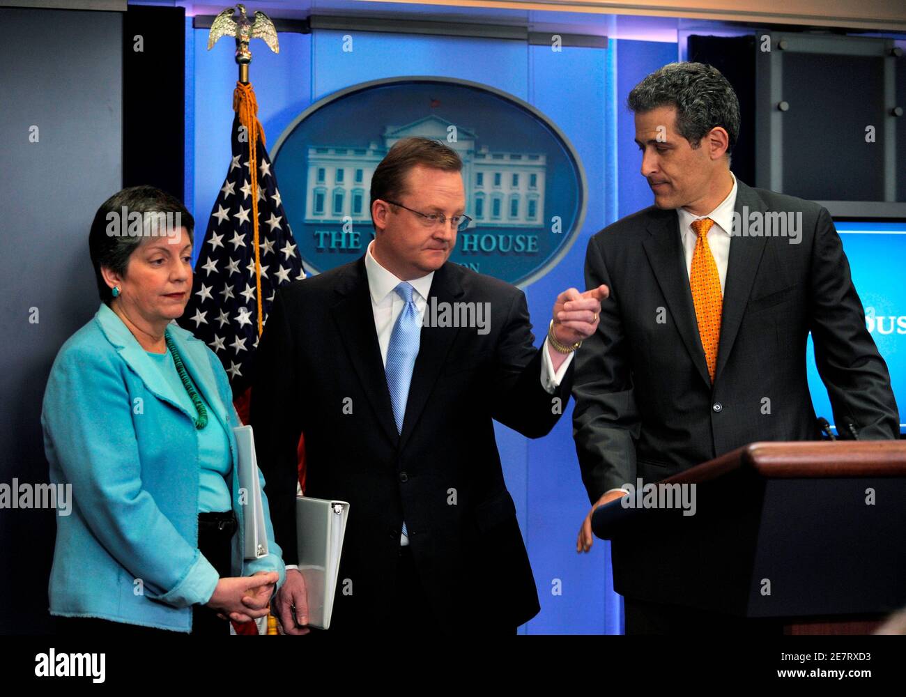 (L-R) U.S. Secretary of Homeland Security Janet Napolitano, White House Press Secretary Robert Gibbs and Acting Director of the Centers for Disease Control and Prevention Dr. Richard Besser gather for a briefing on possible U.S. emergency measures in the event of a swine flu outbreak, in Washington April 26, 2009. Twenty cases of swine flu have been confirmed in the United States as the White House stepped up efforts to monitor the outbreak, U.S. officials said on Sunday.  REUTERS/Mike Theiler   (UNITED STATES POLITICS HEALTH) Stock Photo