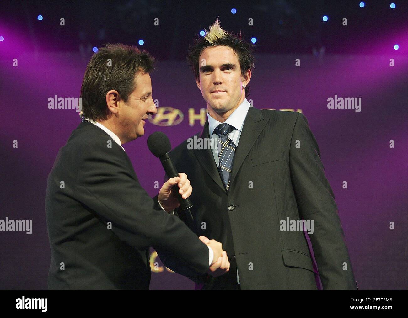 Kevin Pietersen (R) of England stands with Mark Nicholas after receiving the ODI Player of the Year award during the International Cricket Council (ICC) Awards ceremony in Sydney October 11, 2005. REUTERS/Matt King/Pool Stock Photo