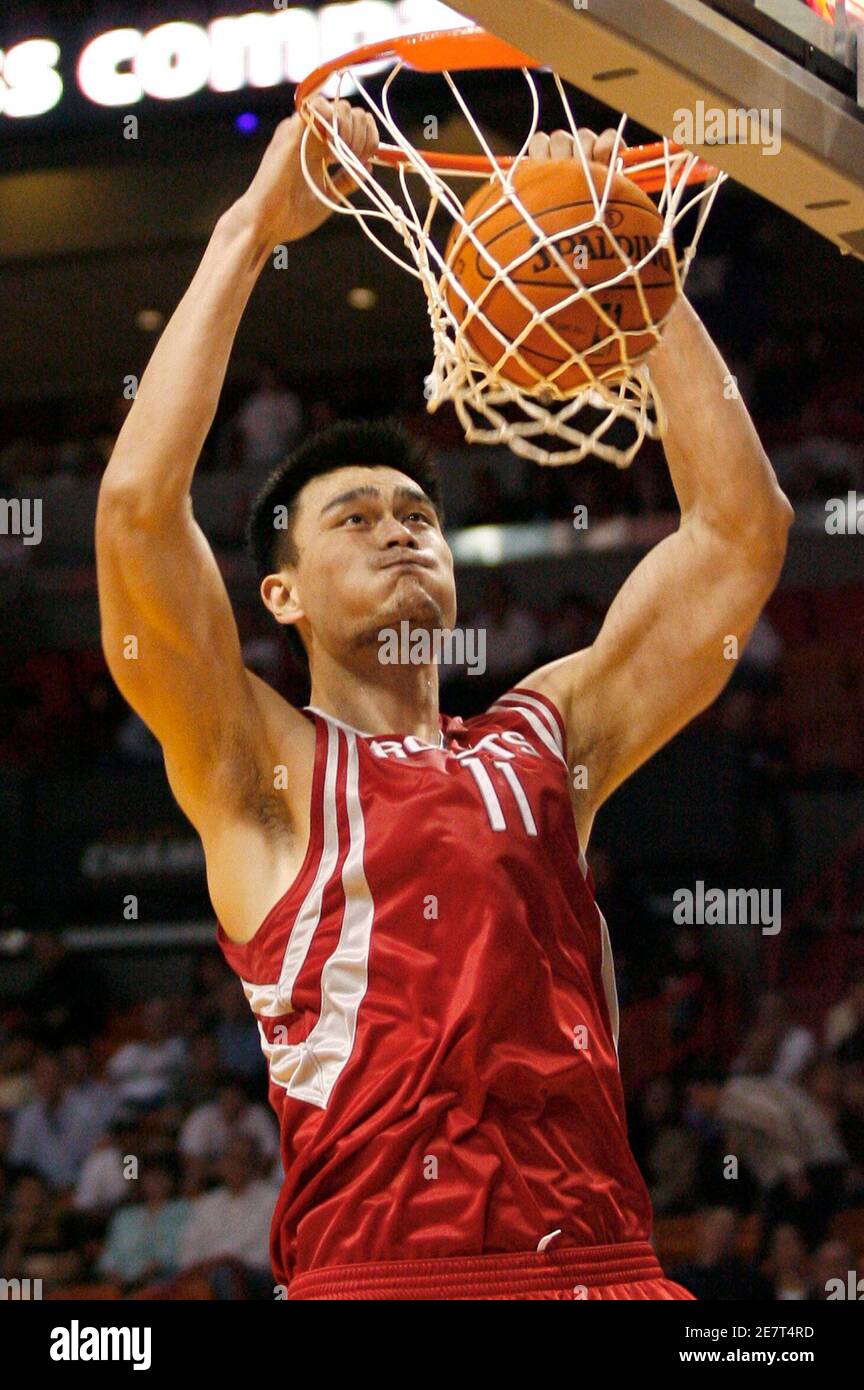 Houston Rockets Yao Ming dunks against the Miami Heat during fourth quarter  NBA basketball action in Miami, Florida November 12, 2006. REUTERS/Hans  Deryk (UNITED STATES Stock Photo - Alamy