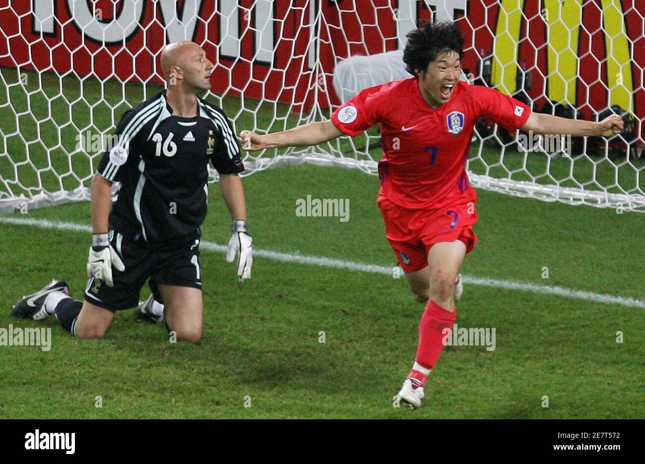 South Korea S Park Ji Sung R Celebrates His Goal Against France S Fabien Barthez During Their Group G World Cup 06 Soccer Match In Leipzig June 18 06 Fifa Restriction No Mobile Use