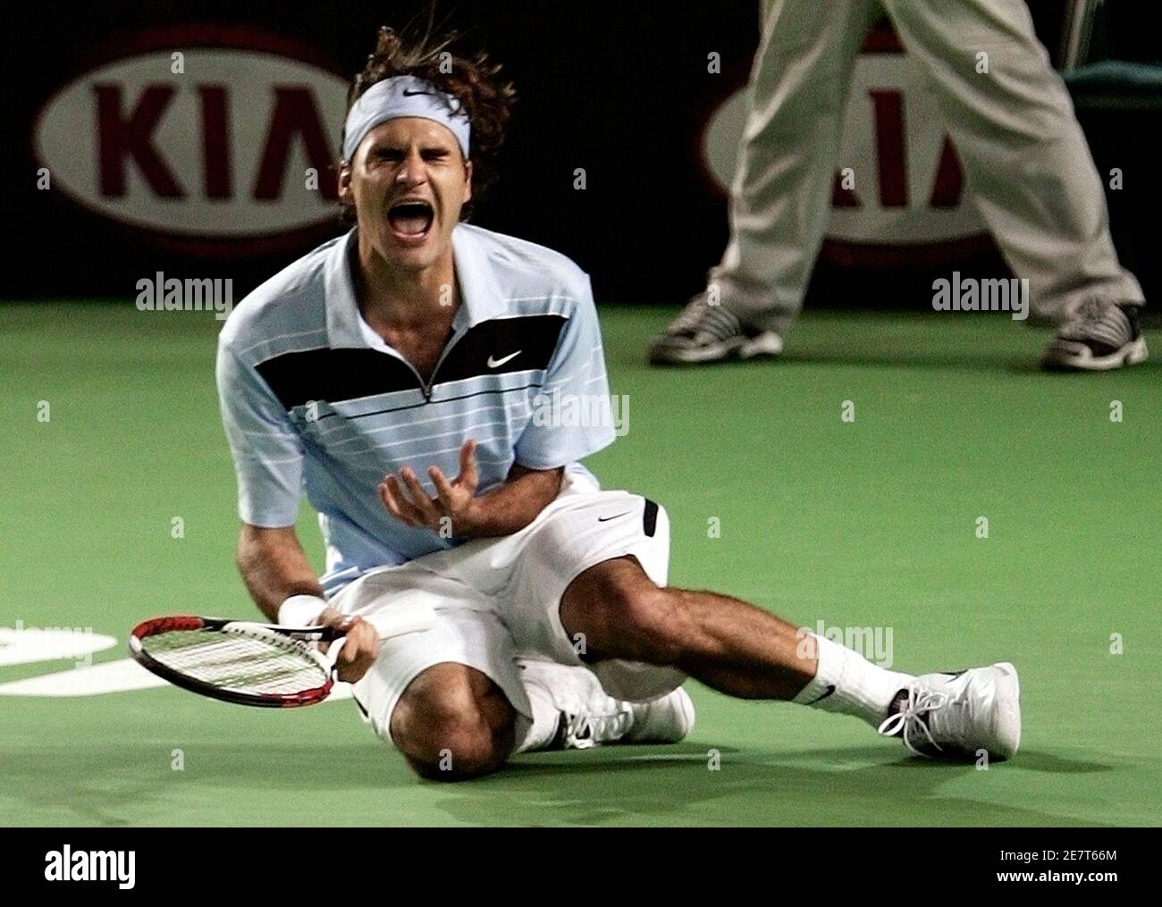 Roger Federer of Switzerland celebrates winning the men's singles final  against Fernando Gonzalez of Chile at the Australian Open tennis tournament  in Melbourne January 28, 2007 REUTERS/Tim Wimborne (AUSTRALIA Stock Photo -  Alamy