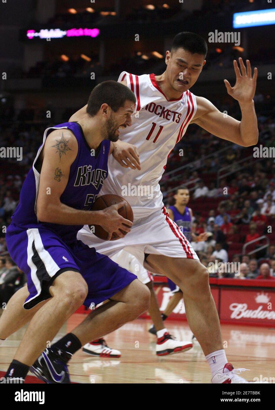 Houston Rockets Yao Ming Defends High Resolution Stock Photography And Images Alamy