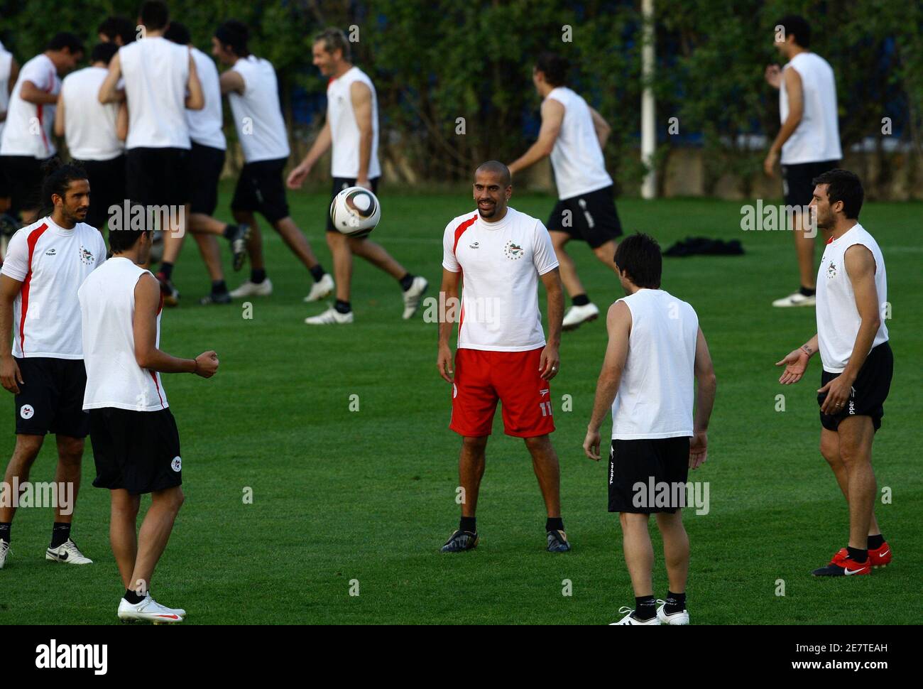 Estudiantes' Juan Sebastian Veron (C) takes part in a training session with teammates in Abu Dhabi December 18, 2009. Argentina's Estudiantes, the South American champions, play Barcelona in Saturday's FIFA Club World Cup final soccer match. REUTERS/Fahad Shadeed (UNITED ARAB EMIRATES - Tags: SPORT SOCCER) Stock Photo