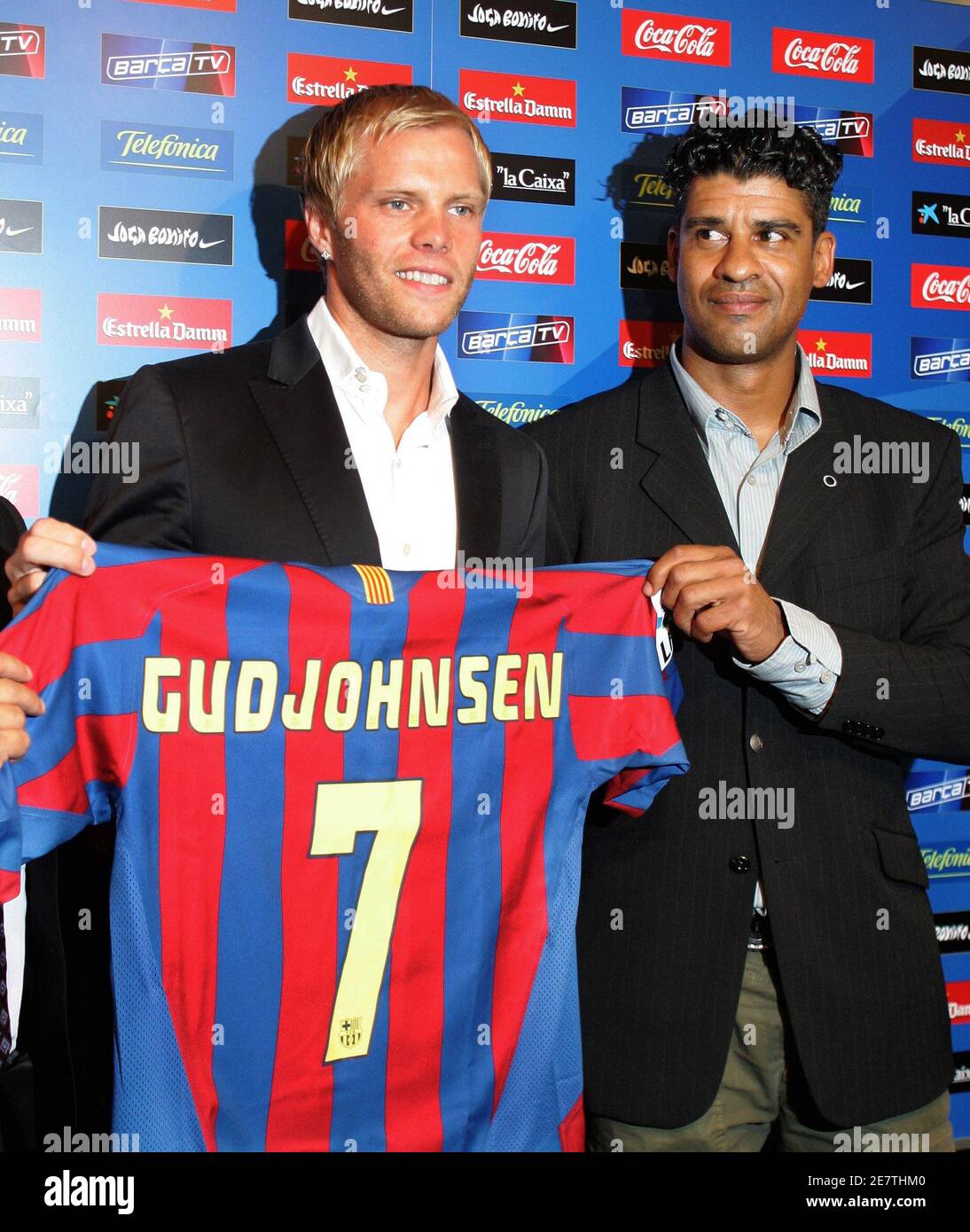 Icelandic striker Eidur Gudjohnsen (L) shows his club jersey with Dutch coach Frank Rijkaard before a news conference at Nou Camp stadium in Barcelona, Spain, June 14, 2006.  Gudjohnsen signed a four-year contract with Barcelona.  REUTERS/Gustau Nacarino (SPAIN) Stock Photo