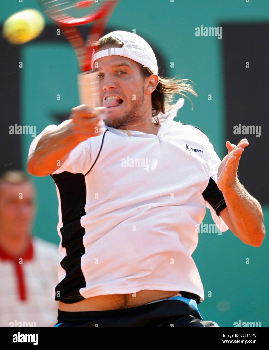 Argentina's Juan Pablo Brzezicki hits a return to Spain's Carlos Moya at the French Open tennis tournament at Roland Garros in Paris June 2, 2007.  REUTERS/Charles Platiau (FRANCE) Stock Photo