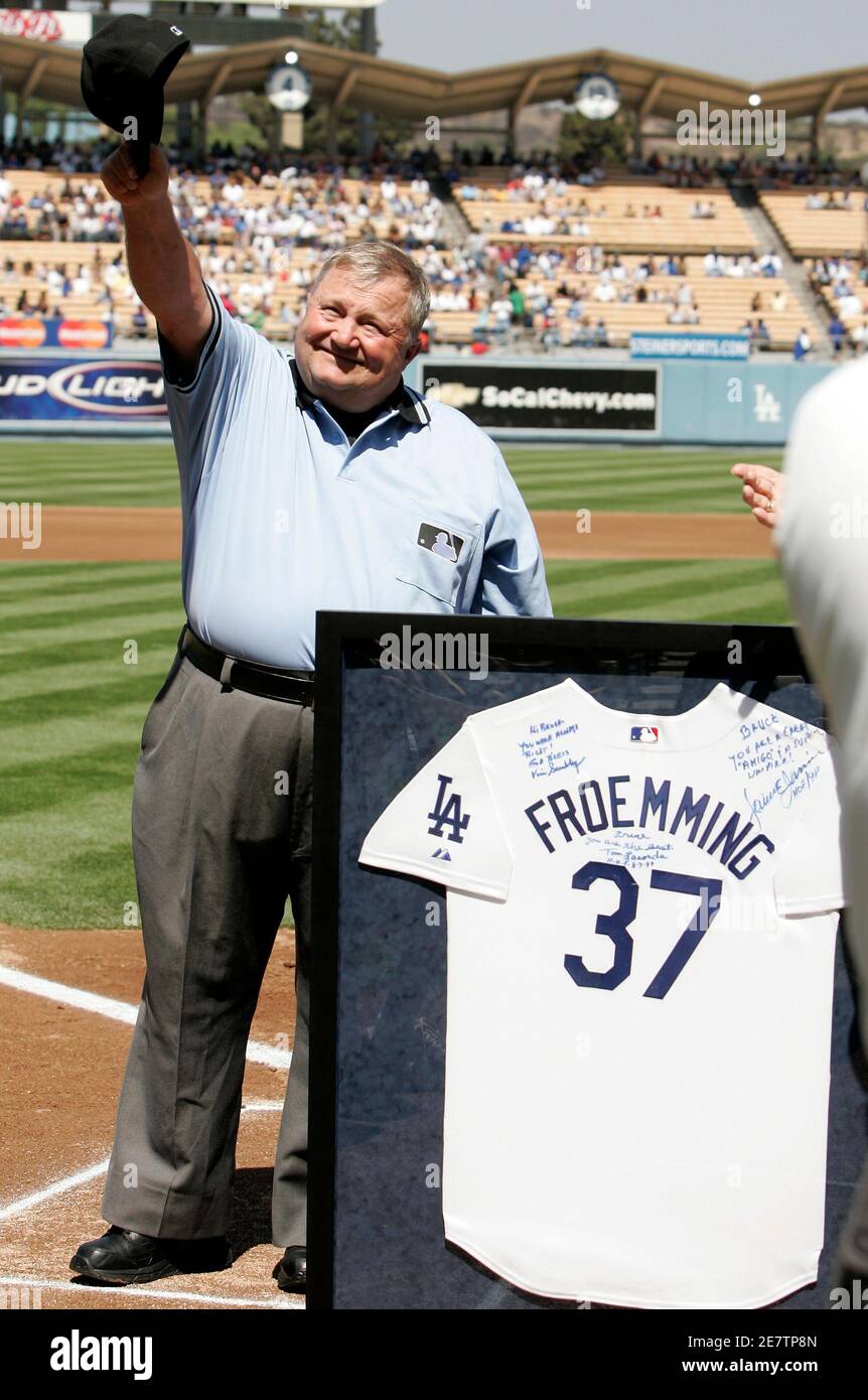 Major League umpire Bruce Froemming waves his hat at Dodgers