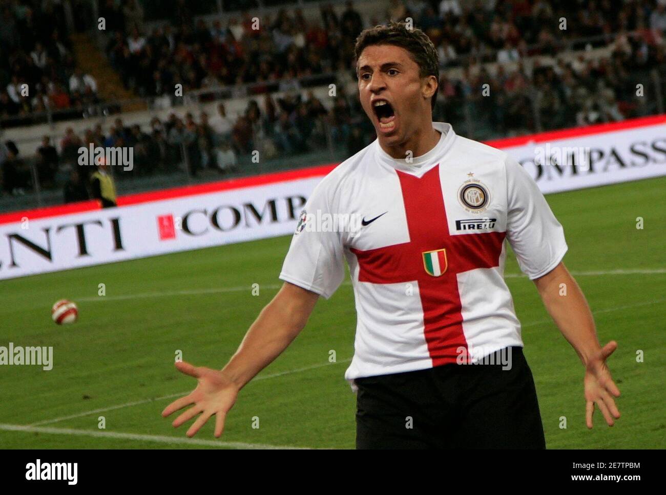 Inter Milan's Hernan Crespo celebrates after scoring against AS Roma during  their Italian Serie A soccer match at the Olympic stadium in Rome September  29, 2007. REUTERS/Alessandro Bianchi (ITALY Stock Photo - Alamy