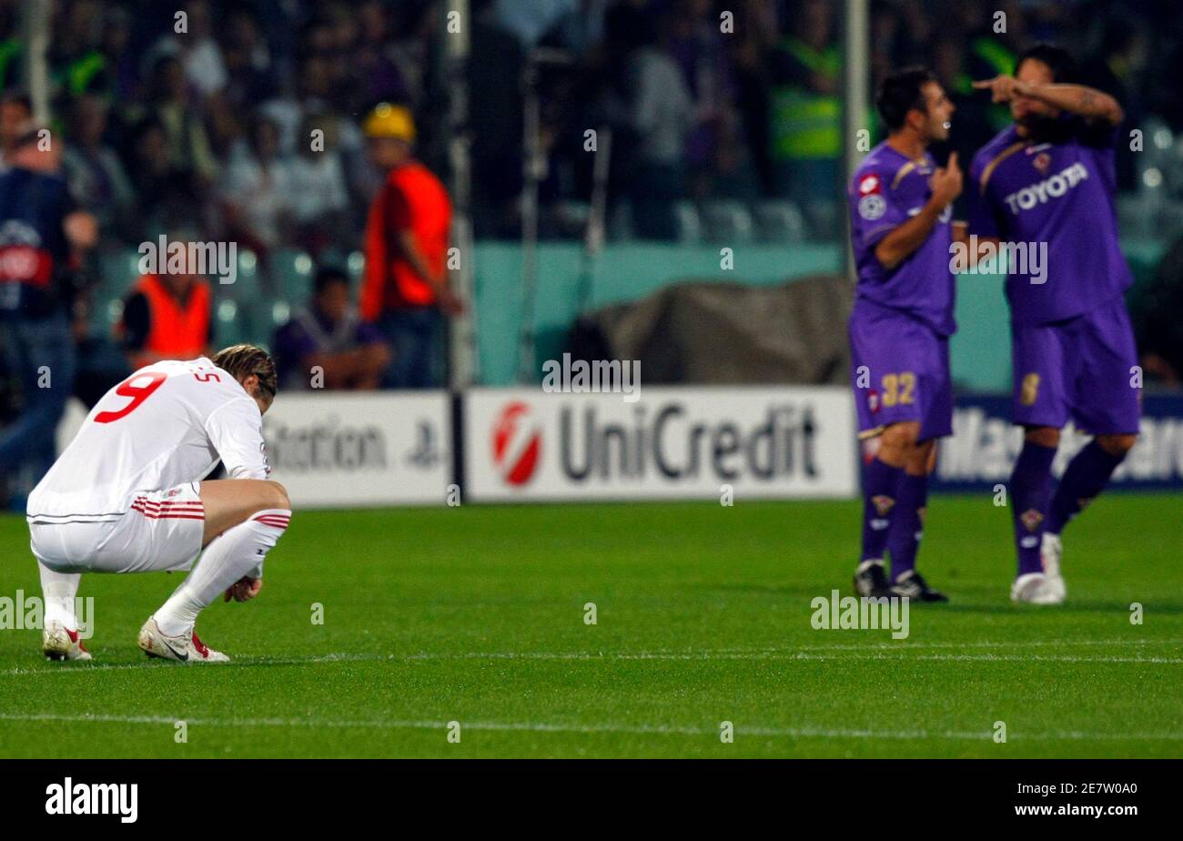 Liverpool's Fernando Torres reacts as Fiorentina players Juan Vargas (R) and Marco Marchionni (C) celebrate a goal during their Champions League soccer match at the Artemio Franchi Stadium in Florence September 29, 2009.  REUTERS/Alessandro Bianchi   (ITALY SPORT SOCCER) Stock Photo