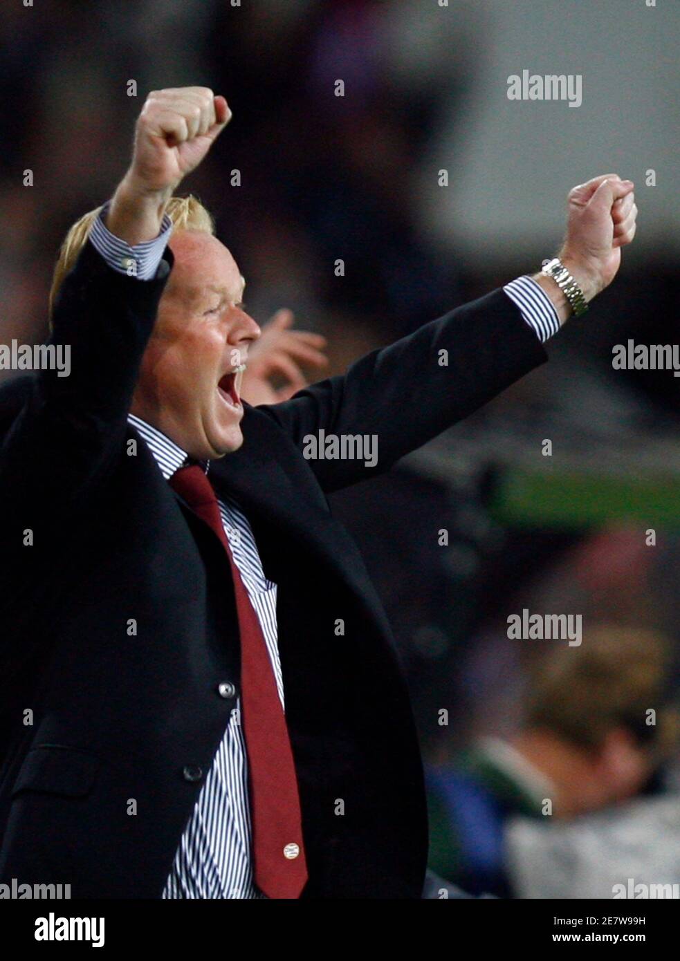 PSV Eindhoven's coach Ronald Koeman celebrates after his team scored  against CSKA Moscow during their Champions League Group G soccer match in  Eindhoven September 19, 2007. REUTERS/Jerry Lampen (NETHERLANDS Stock Photo  - Alamy