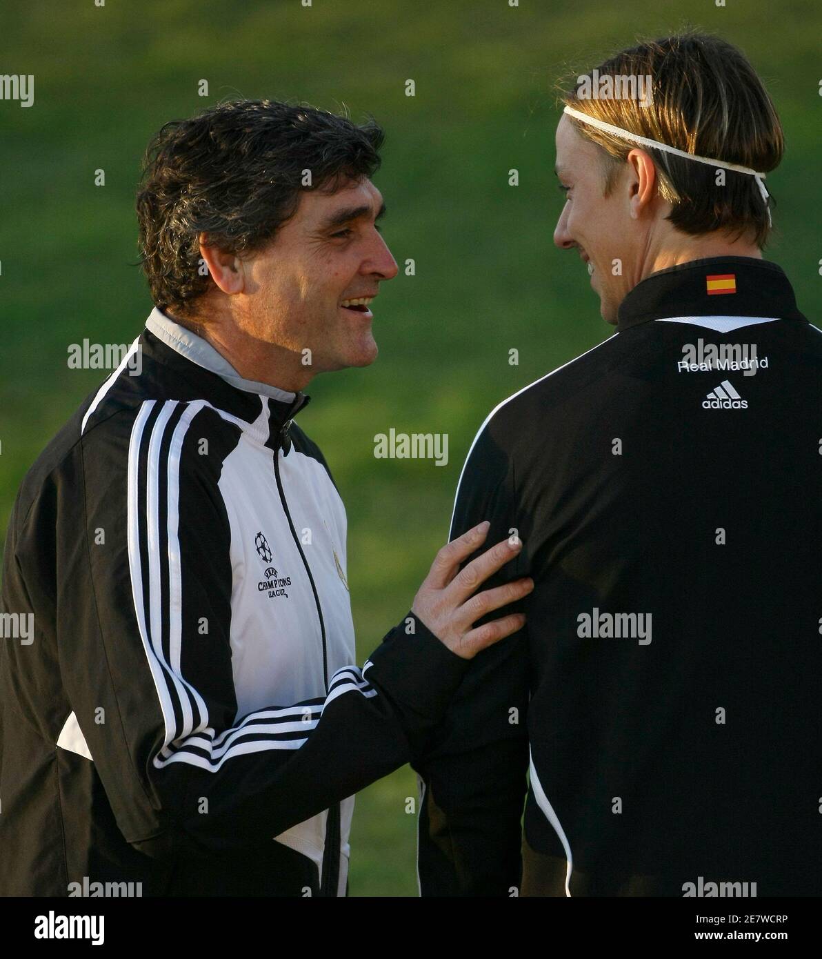 Real Madrid's new coach Juande Ramos (L) talks to Real Madrid player Guti  during a training session ahead of their Champions League match against  Zenit Saint Petersburg in Madrid December 9, 2008.