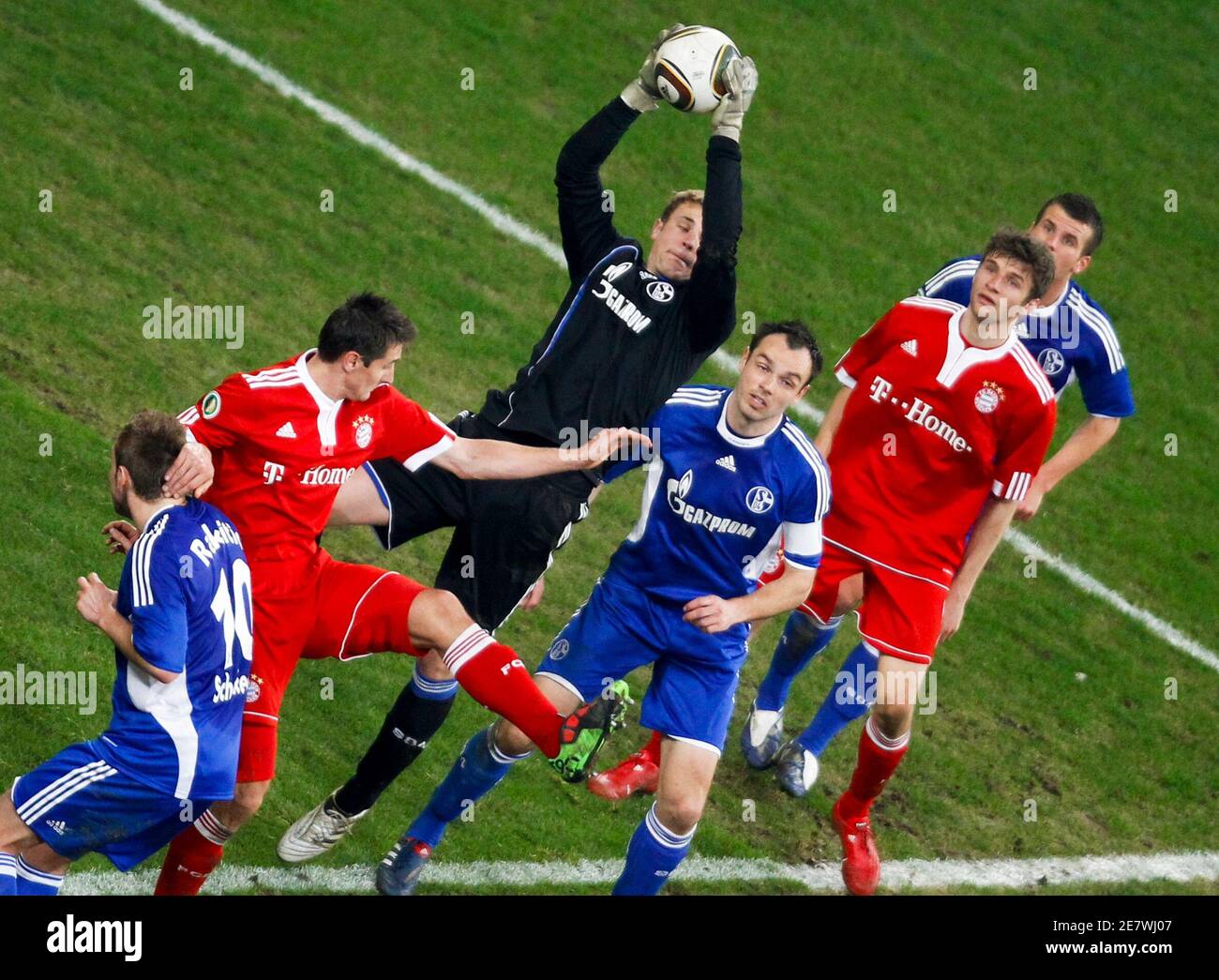 Manuel Neuer (C) of Schalke 04 makes a save during their German soccer cup,  DFB-Pokal, semi-final match against Bayern Munich in Gelsenkirchen, March  24, 2010. REUTERS/Wolfgang Rattay (GERMANY) DFB RULES PROHIBIT USE