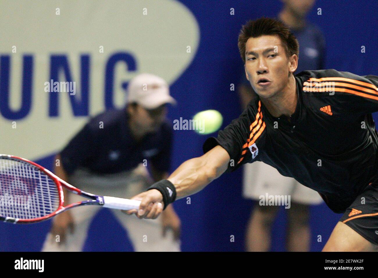 Thailand's Paradorn Srichaphan hits a forehand to Ti Chen of Taiwan during  their match at the Thailand Open 2005 tennis tournament in Bangkok  September 27, 2005. Paradorn won 6-3 6-4. REUTERS/Chaiwat Subprasom Stock  Photo - Alamy