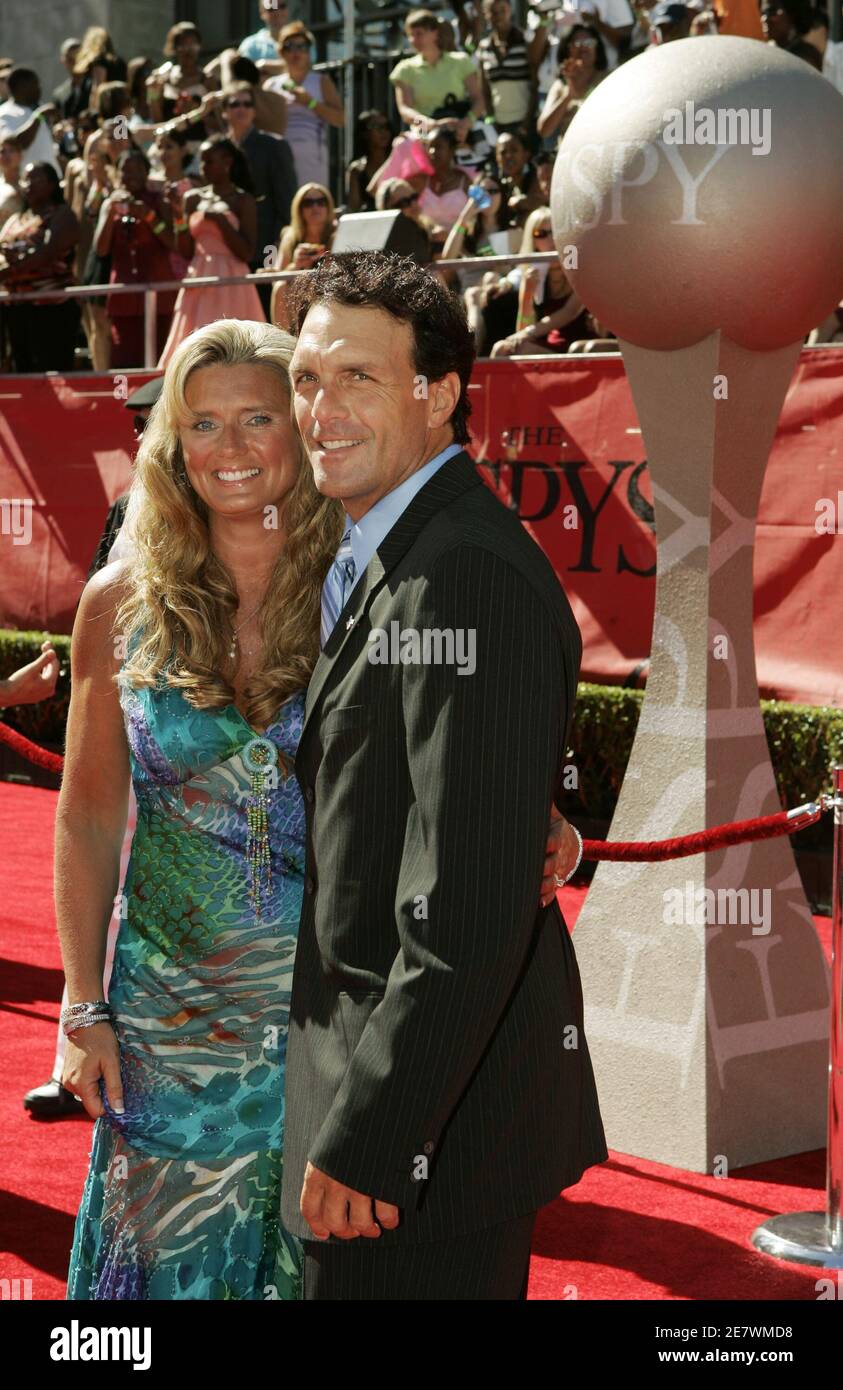 Doug flutie hi-res stock photography and images - Alamy