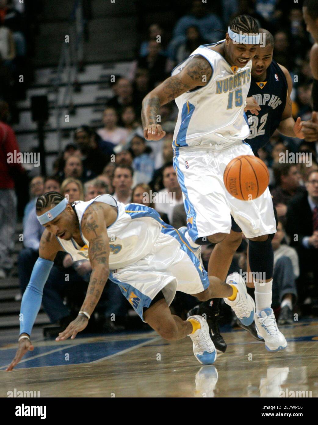 Denver Nuggets guard Allen Iverson (L 
