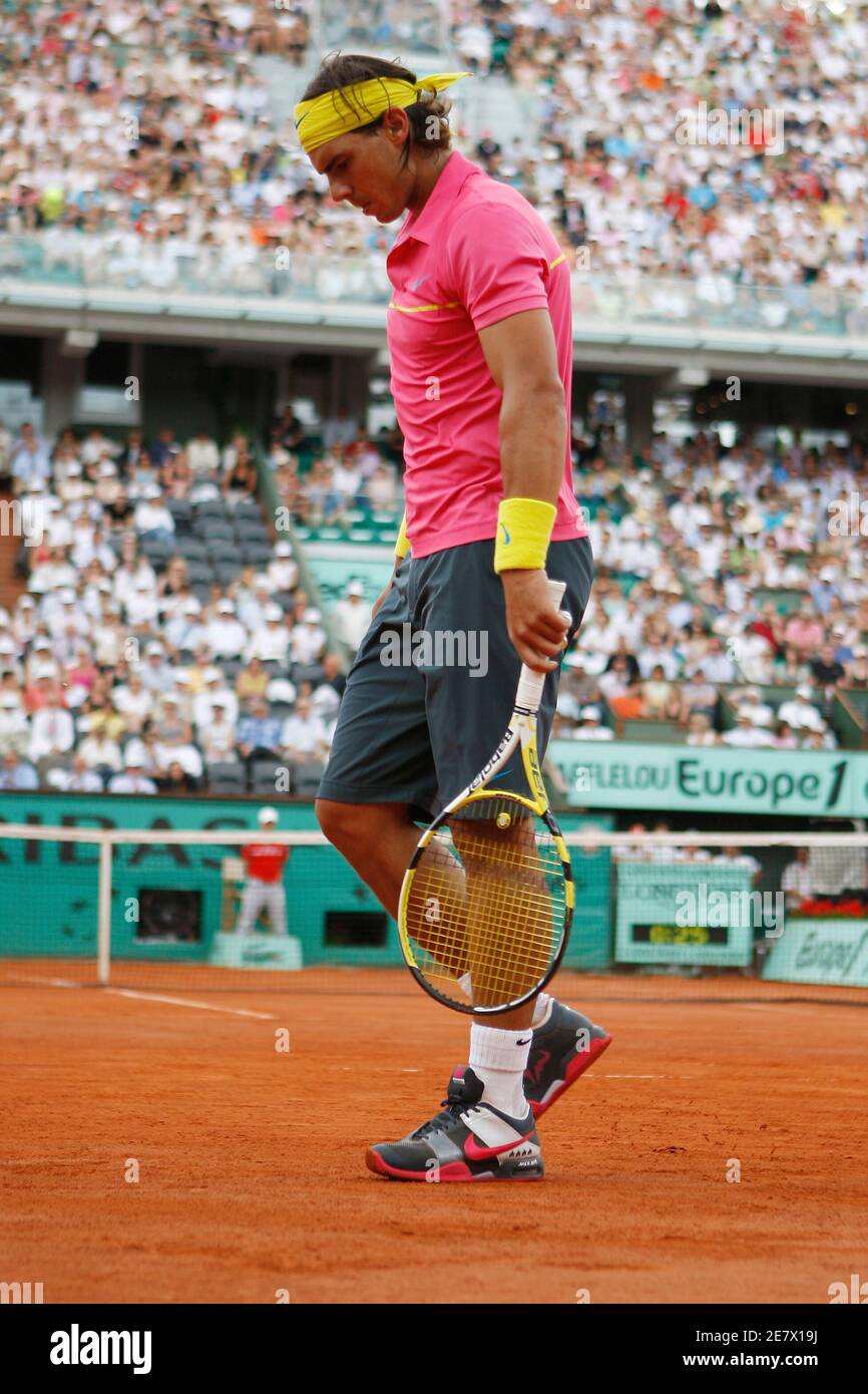 Rafael Nadal of Spain reacts during his match against Robin Soderling of  Sweden at the French Open tennis tournament at Roland Garros in Paris May  31, 2009. REUTERS/Charles Platiau (FRANCE SPORT TENNIS