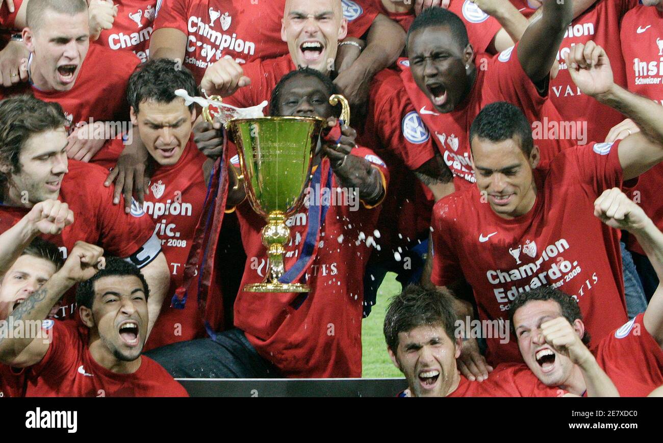 FC Basel's (FCB) players celebrate with the trophy after winning the Swiss  Super League soccer championship in Basel May 10, 2008. REUTERS/Michael  Buholzer (SWITZERLAND Stock Photo - Alamy