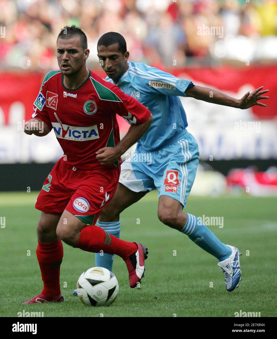 Marseille's Sabri Lamouchi (R) challenges Sedan's Stephane Noro during  their French Ligue 1 soccer match at Louis Dugauguez Stadium in Sedan  August 6, 2006. REUTERS/Pascal Rossignol (FRANCE Stock Photo - Alamy