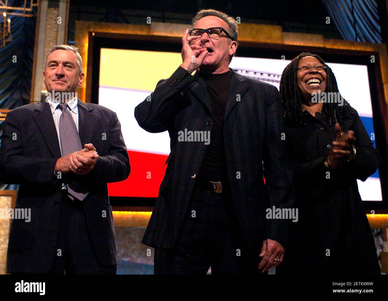 Actor-comedian Robin Williams (C) gestures on stage  with actor Robert de Niro (L) and actress Whoopi Goldberg at the conclusion of the Kennedy Center's Mark Twain Prize for American Humor Gala in Washington, October 11, 2007. Billy Crystal was awarded the 10th annual prize.    REUTERS/Mike Theiler (United States) Stock Photo