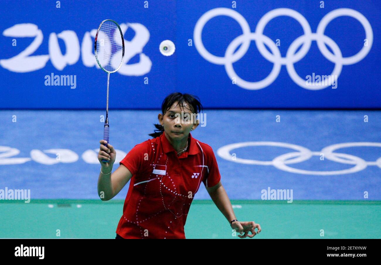 Maria Kristin Yulianti of Indonesia returns a shot against Lu Lan of China in their women's singles bronze medal badminton match at the Beijing 2008 Olympic Games, August 16, 2008.     REUTERS/Beawiharta (CHINA) Stock Photo