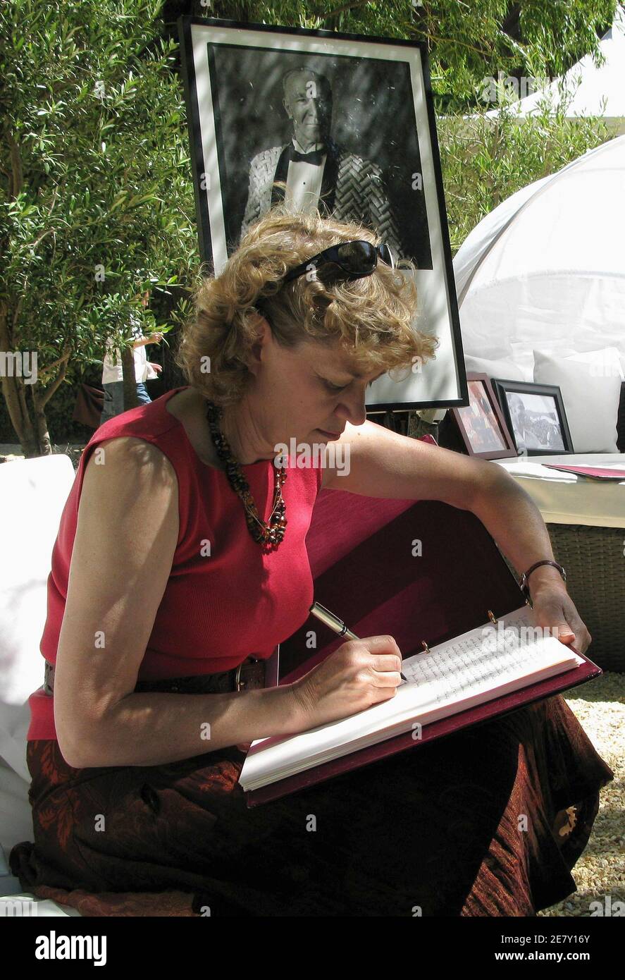 Vintner Linda Neal signs a guestbook at a memorial for winemaker Robert Mondavi (pictured rear), who died on May 16, at the 28th Auction Napa Valley in St Helena, California June 6, 2008. On the heels of an inauspicious 400-point plunge on the Dow Jones industrial average on Friday, Napa Valley vintners managed to raise $10.4 million for local charity, 5 percent more than last year and just shy of the record set in 2005.  Photo taken June 6, 2008. To match feature USA-WINE/    REUTERS/Mary Milliken (UNITED STATES) Stock Photo