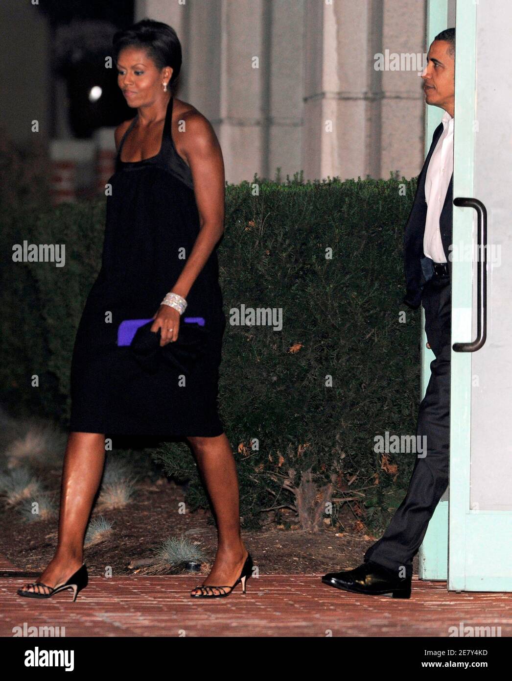 U.S. President Barack Obama (R) and first lady Michelle Obama depart the Blueduck Tavern in the Georgetown section of Washington after a dinner celebrating their 17th wedding anniversary October 3, 2009.  REUTERS/Mike Theiler (UNITED STATES POLITICS SOCIETY) Stock Photo