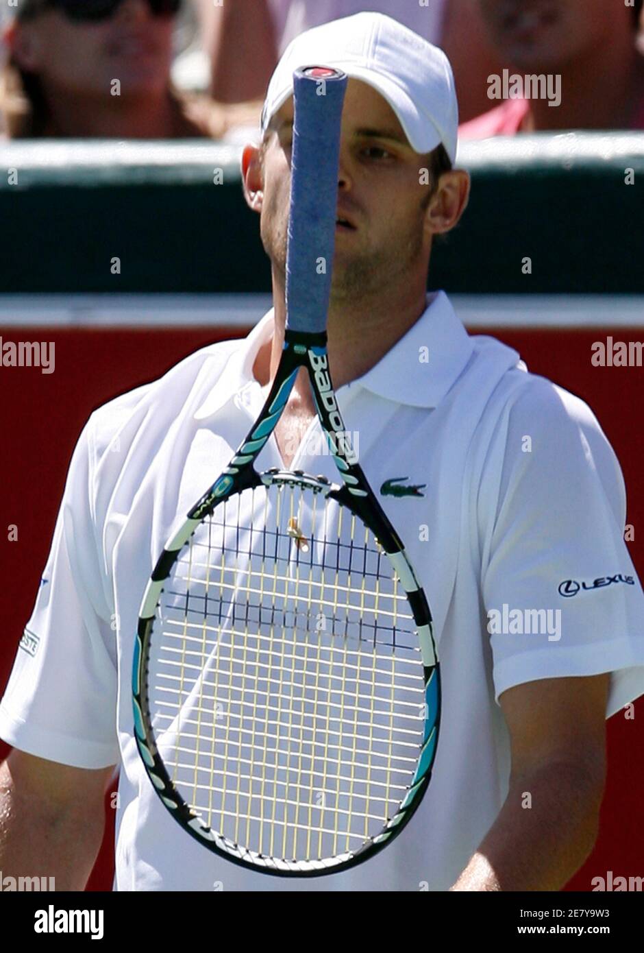 Andy Roddick from the U.S. throws his racquet in the air during the final  at the Kooyong Classic tennis tournament against Switzerland's Roger Federer  in Melbourne January 13, 2007. REUTERS/David Gray (AUSTRALIA