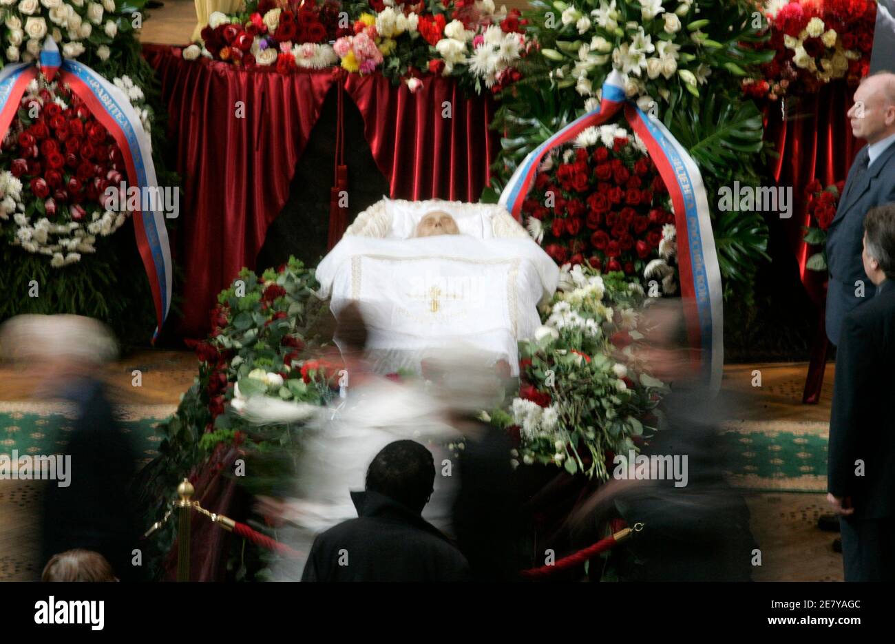 A general view of the Moscow Conservatory hall as people pay respects to Russian cellist and conductor Mstislav Rostropovich during his funeral in Moscow April 28, 2007. In death as in life Rostropovich was steeped in music when his coffin was laid in the Moscow Conservatory on Saturday.     REUTERS/Alexander Natruskin (RUSSIA) Stock Photo
