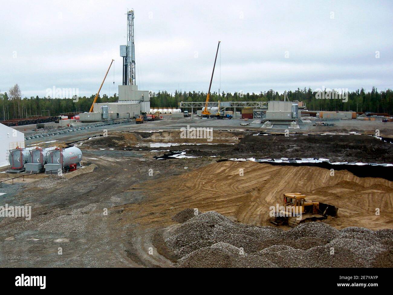 A general view shows TNK-BP's Urnenskoe production site, some 400 km (250 miles) from the regional capital Tyumen, June 6, 2007. BP's Russian venture may lose its licence to operate the vast Kovykta gas field, but away from the headlines in a remote corner of Siberia, it is making a long-term bet on the future. To match feature TNKBP-UVAT/  REUTERS/Maria Kiselyova/Files (RUSSIA) Stock Photo