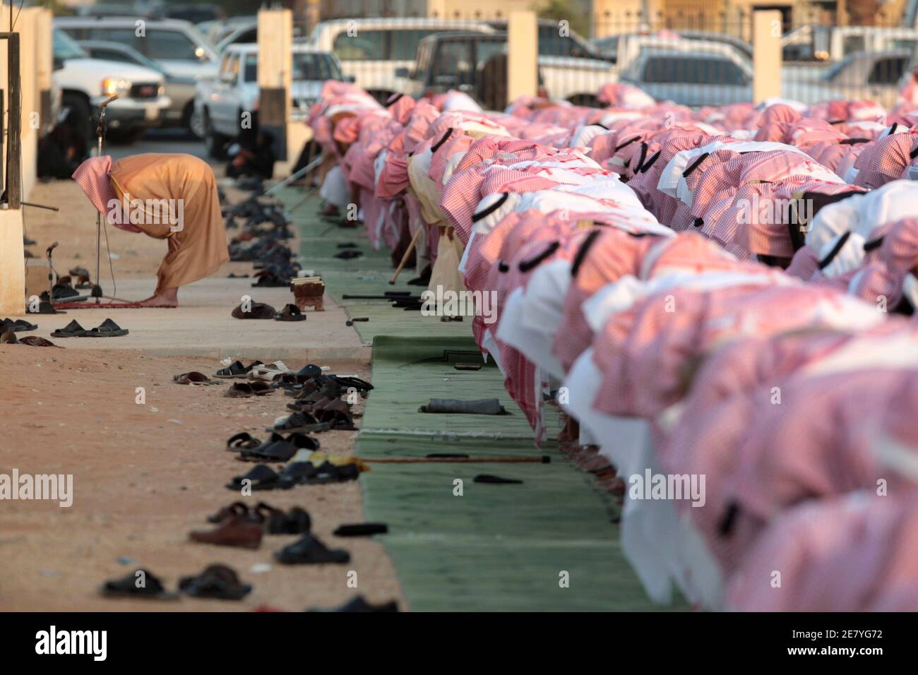 Saudis pray for rain in Riyadh October 22, 2008. Rainfall has been sharply down in many areas of the Middle East.    REUTERS/Fahad Shadeed    (SAUDI ARABIA) Stock Photo