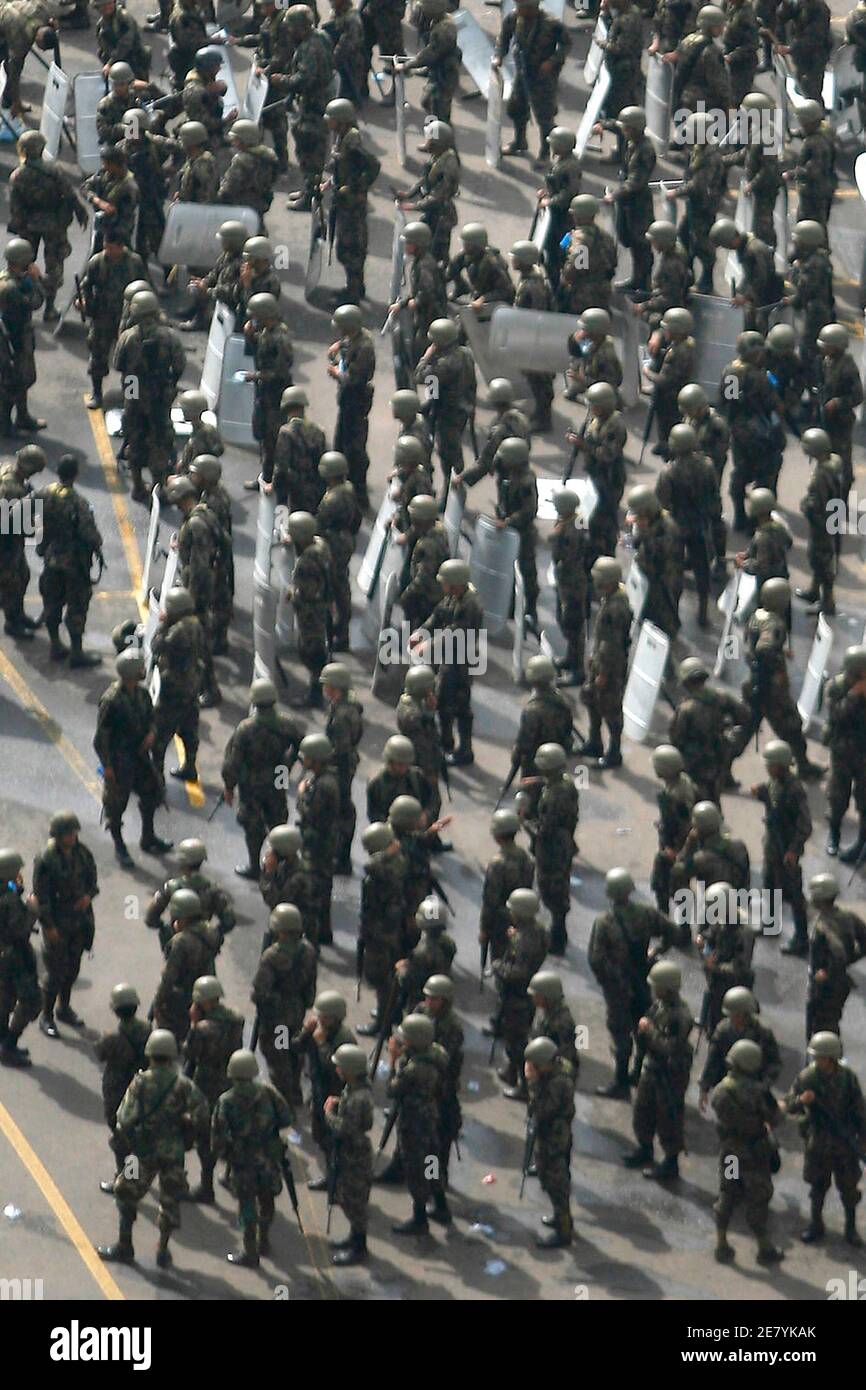 Soldiers are seen inside the presidential residence in Tegucigalpa June 29, 2009. Leftist Latin American leaders rallied around ousted Zelaya on Monday and tried to thrash out a response to an army coup that sparked protests in the impoverished nation and drew worldwide condemnation. Pro-Zelaya demonstrators defied an overnight curfew and held a vigil by the presidential palace in Tegucigalpa, while Venezuela's firebrand President Hugo Chavez led talks with Zelaya and other allies in neighboring Nicaragua.    REUTERS/Edgard Garrido (HONDURAS CONFLICT MILITARY POLITICS) BEST QUALITY AVAILABLE Stock Photo