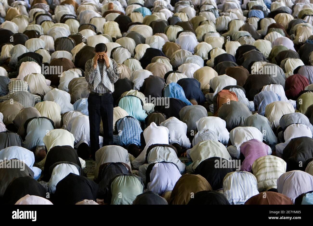 Worshippers attend Friday prayers in Tehran October 2, 2009. REUTERS/Raheb Homavandi (IRAN RELIGION SOCIETY) Stock Photo