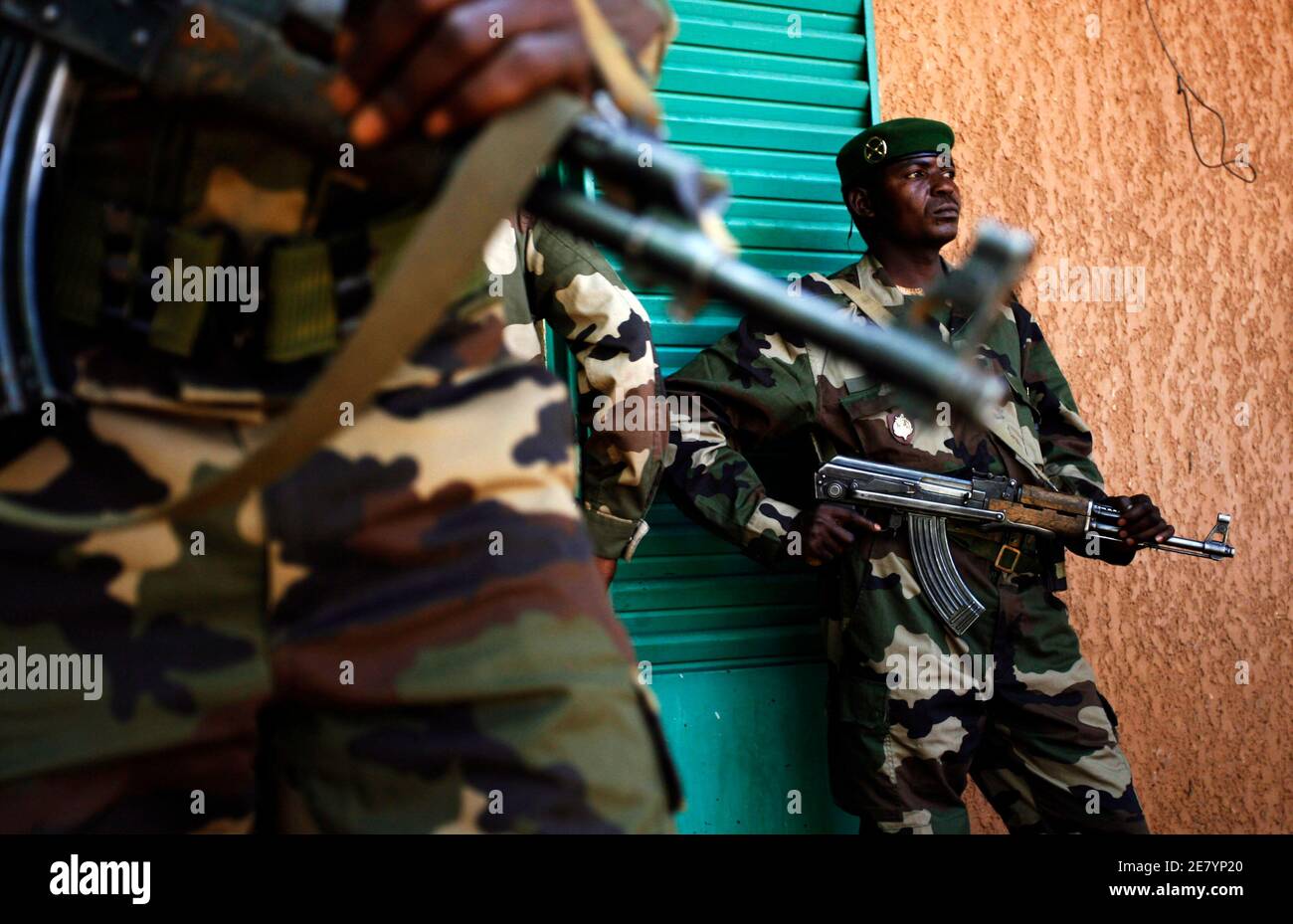 Soldiers from the military junta stands outside a base in Niger's capital Niamey, February 22, 2010. Niger's military rulers said on Monday they would assume all legislative and executive powers until elections, but would name a prime minister and government to help oversee the transition. REUTERS/Emmanuel Braun (NIGER - Tags: MILITARY POLITICS CIVIL UNREST) Stock Photo