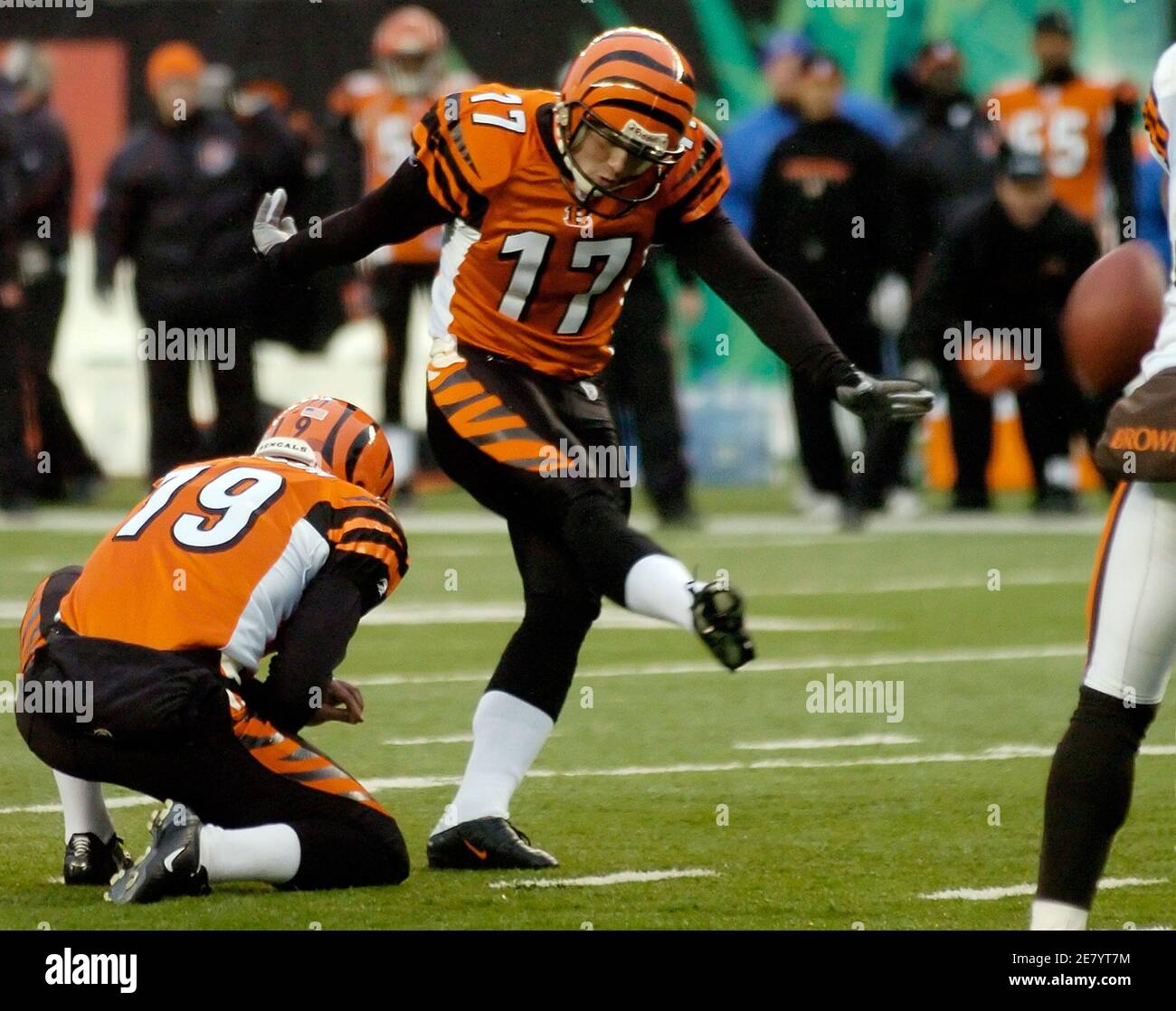 Nfl kick goal ball hires stock photography and images Alamy