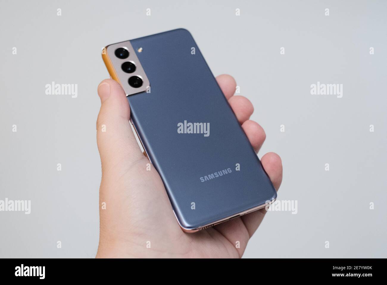 Samsung s21 ultra hi-res stock photography and images - Alamy