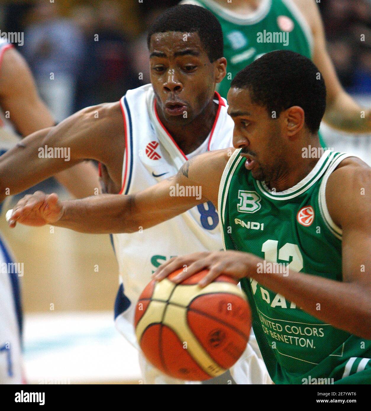 Andrew Nicholas (R) of Benetton Treviso passes Levour Warren (L) of Cibona  Zagreb during their 3rd round top 16 Euroleague basketball match in Zagreb  March 8, 2006. REUTERS/Nikola Solic Stock Photo - Alamy