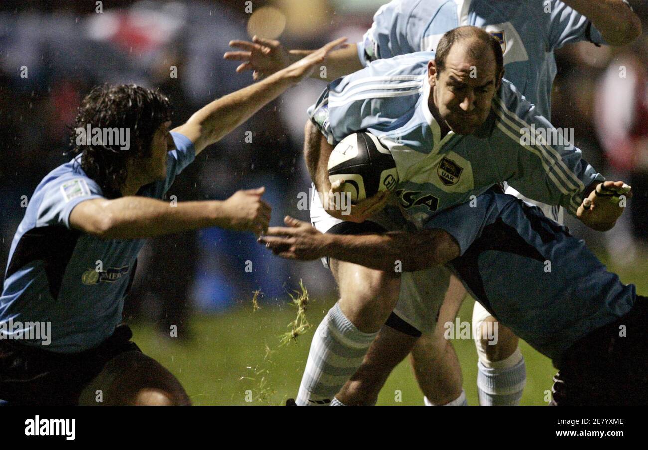 Mario Ledesma (C) of Argentina's Los Pumas is tackled by Francisco Bulanti  (R) and Juan Labat of Uruguay during their rugby union test game in San  Isidro, on the outskirts of Buenos