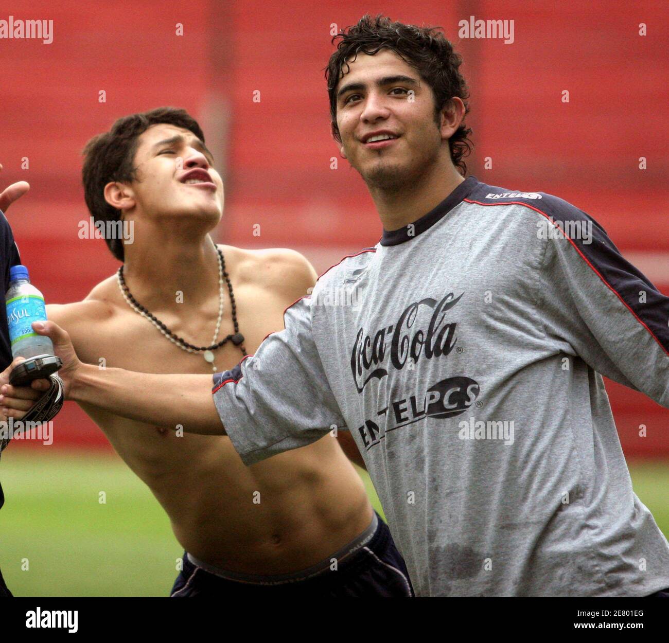 Chile's Alexis Sanchez (L) and Felipe Flores train for their first South  American under-20 championship soccer tournament in Asuncion January 18,  2007. REUTERS/Jorge Adorno (PARAGUAY Stock Photo - Alamy