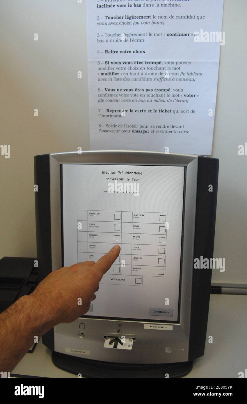 An electronic voting machine in Le Perreux-sur-Marne, near Paris, France on  April 22, 2007. Photo by Christophe Guibbaud/ABACAPRESS.COM Stock Photo -  Alamy