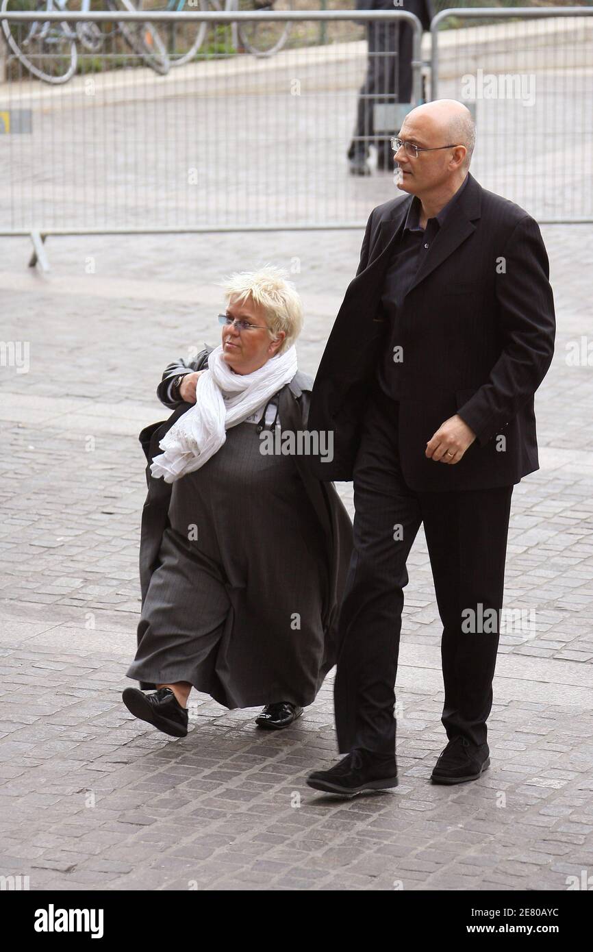 Mimie Mathy and her husband arrive to the funeral service for French actor Jean-Pierre Cassel at Saint-Eustache church in Paris, France on April 26, 2007. Cassel died of cancer at 74 last thursday. Photo by Nebinger-Mousse/ABACAPRESS.COM Stock Photo