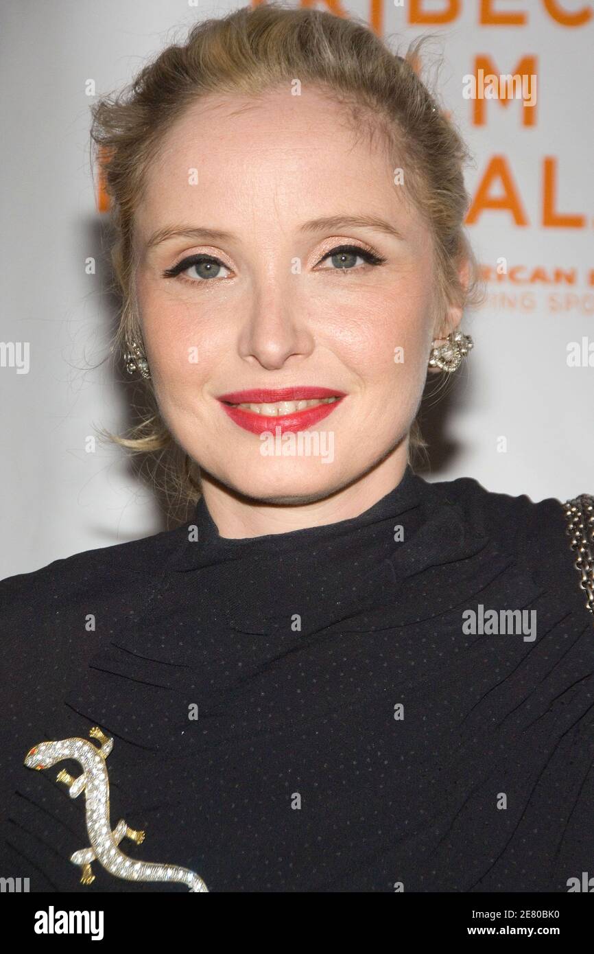 French actress Julie Delpy poses for photographers on the beach during the  21th Cabourg Romantic Days Film Festival in Cabourg, France, on June 15,  2007. Photo by Thierry Orban/ABACAPRESS.COM Stock Photo 